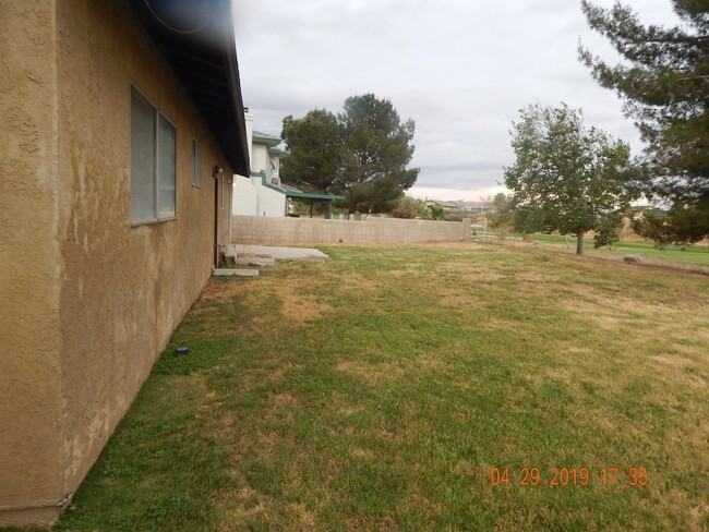 Building Photo - 3 bedroom/ 2 bath Home On Green Tree Golf ...