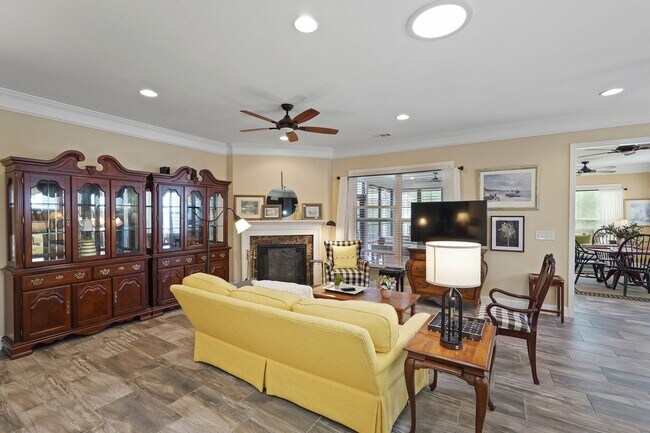Building Photo - 10 Chicory Ct