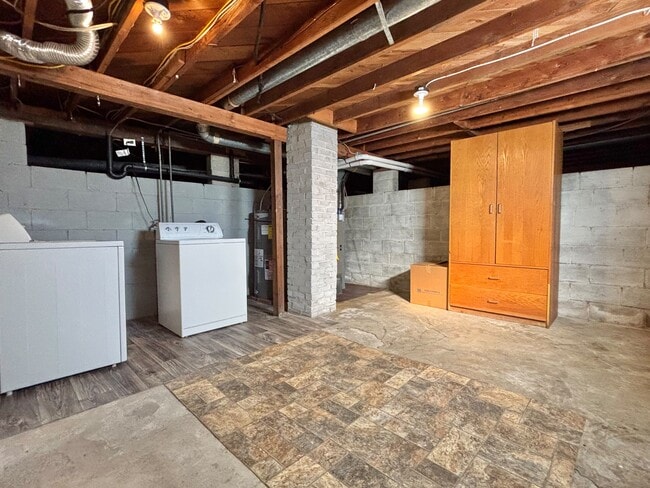 Building Photo - 5203 N Evergreen Rd