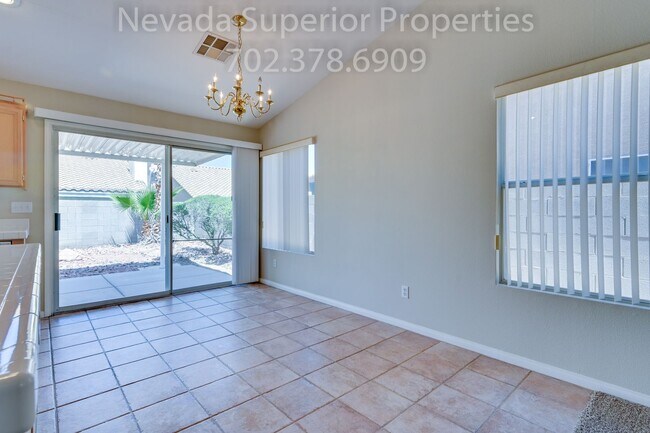 Building Photo - SE Single Story 3 Bedroom Home!!! Low Main...