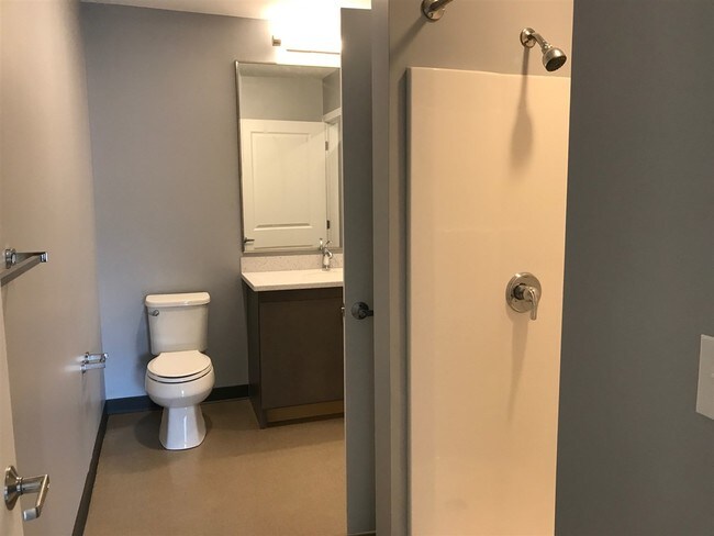 Building Photo - 10 E Ridge Dr