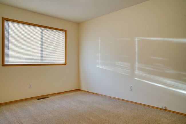 Building Photo - Federal Way Rambler