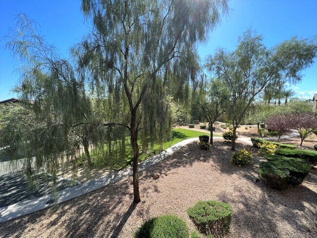 Building Photo - LIGHT, BRIGHT AND OPEN UPSTAIRS UNIT!