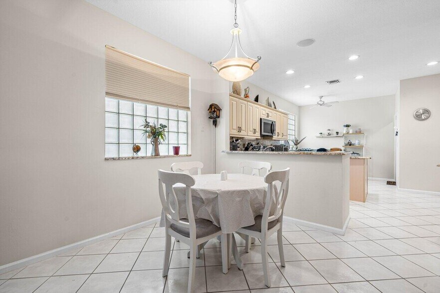 Building Photo - 9756 Arbor View Dr S
