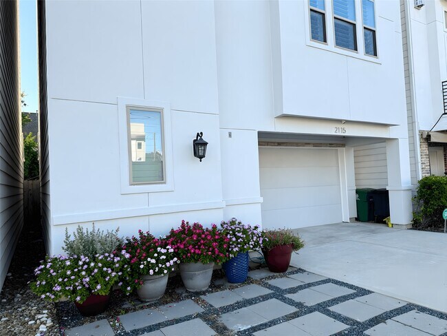 Building Photo - 2115 Detering St