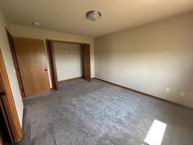 Building Photo - 4 Bedroom Townhome