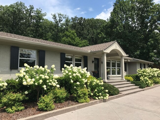 Building Photo - Meticulously Maintained Home in West Meade