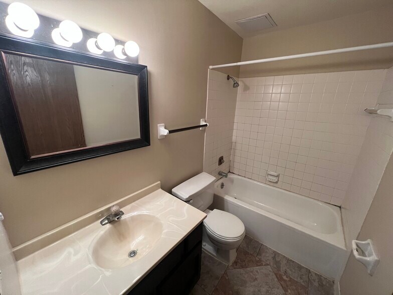 Building Photo - 2120 Valleyhigh Dr NW