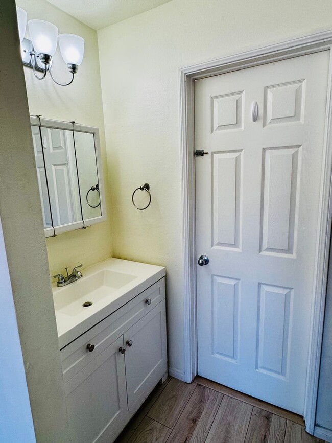Building Photo - 2/1 Townhome with 2 car attached garage & ...