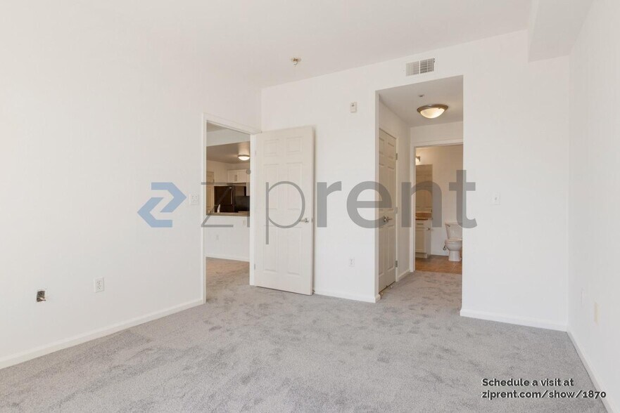 Building Photo - Unit 4042