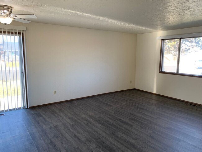 Building Photo - 2346 SW Umatilla Ave