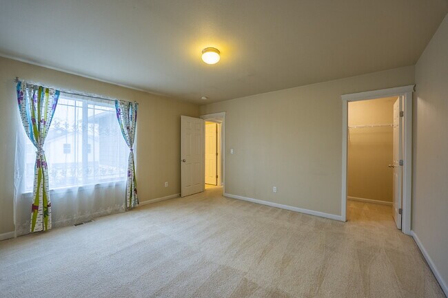 Building Photo - Spacious 3 Bedroom 2.5 Bathroom Rental Pro...