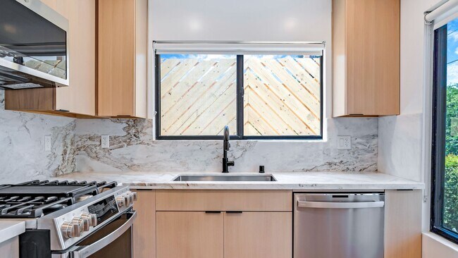 Building Photo - 1570 Myra Ave