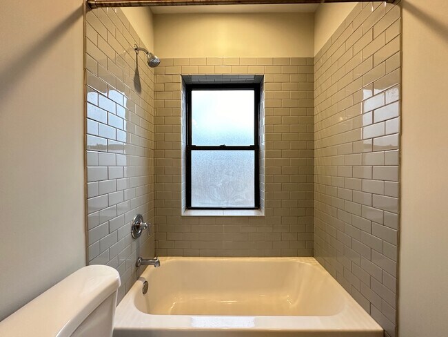 Building Photo - 2208 W Eastwood Ave