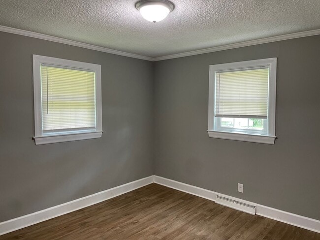 Building Photo - 3 BED, 1 BATH BRICK HOME IN RANDLEMAN!