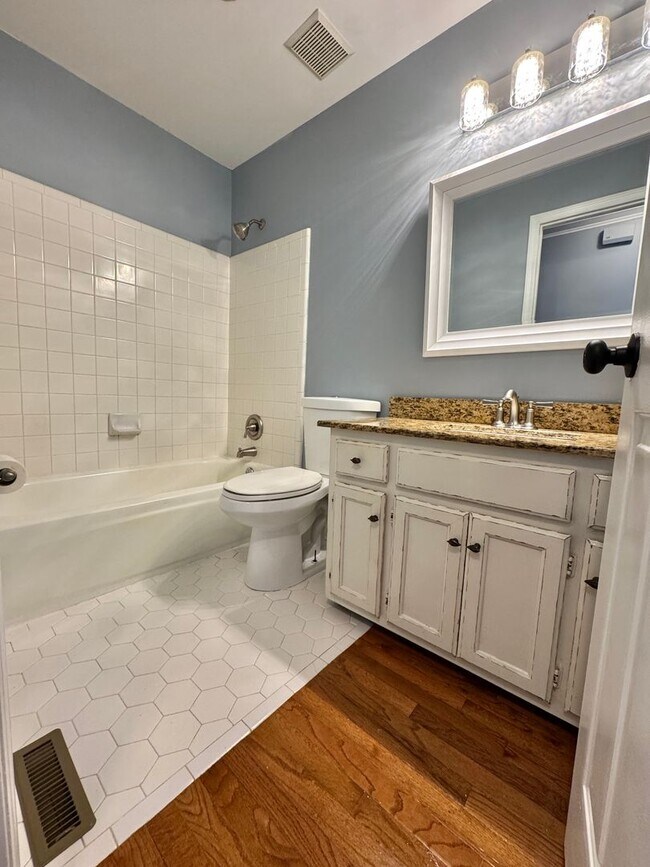 Building Photo - 3 Bed, 2 Bath Home w/ Garage