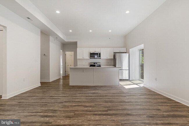 Building Photo - 980 N Marshall St