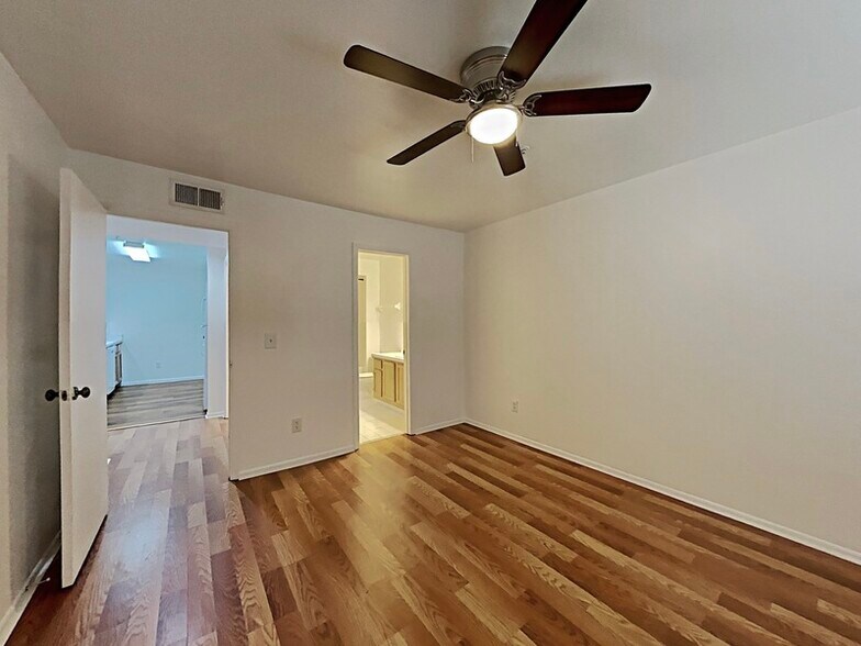 Building Photo - 490 N Pin Oak Pl