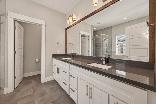 Building Photo - 2010 St Charles St