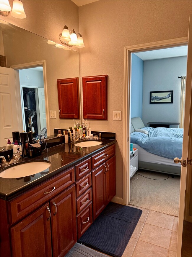 Building Photo - 9200 Westheimer Rd