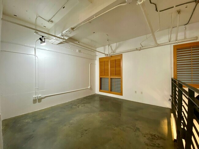 Building Photo - 1130 Flower St