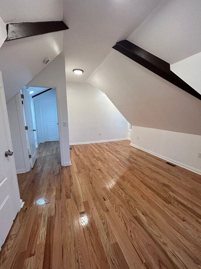 Building Photo - Stunning 5-Bedroom Home