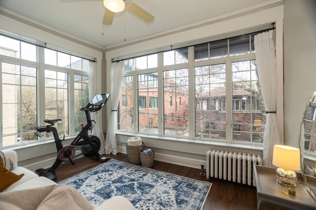 Building Photo - 901 W Ainslie St