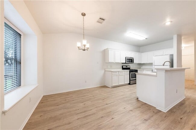 Building Photo - 1018 Balanced Rock Pl