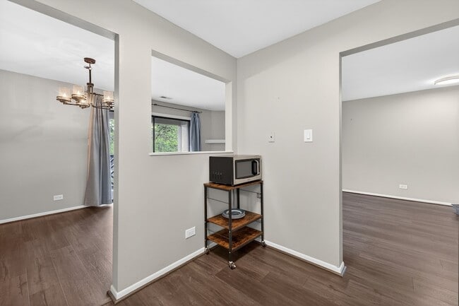 Building Photo - 1700 Lakecliffe Dr