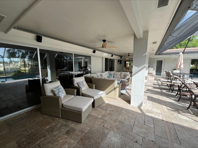 Building Photo - 556 SE 15th Ave