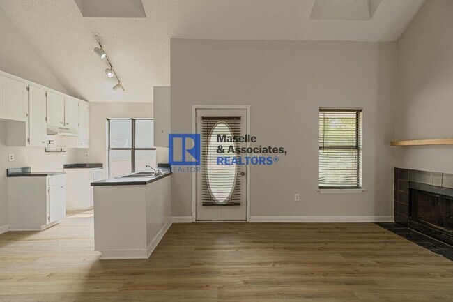 Building Photo - 3 Bed/2 Bath Home in Pearl