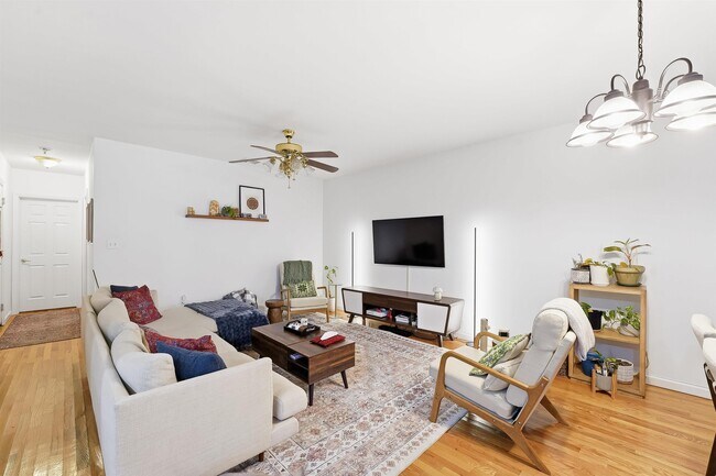 Building Photo - 62 Monroe St