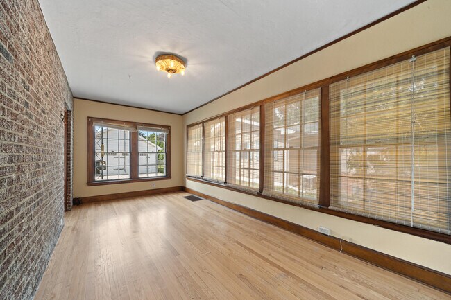 Building Photo - 1105 Barnes St