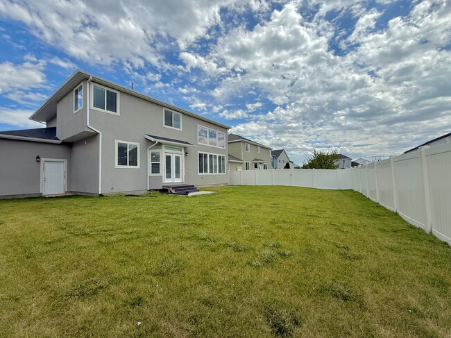 Building Photo - VERY Spacious house in Vineyard!