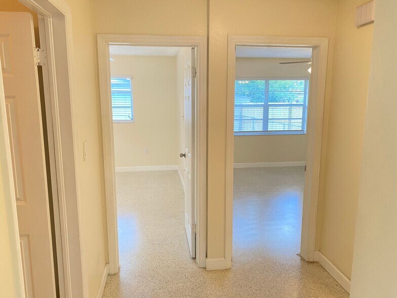 Building Photo - Enjoy Downtown living in this 2/1 Duplex!!