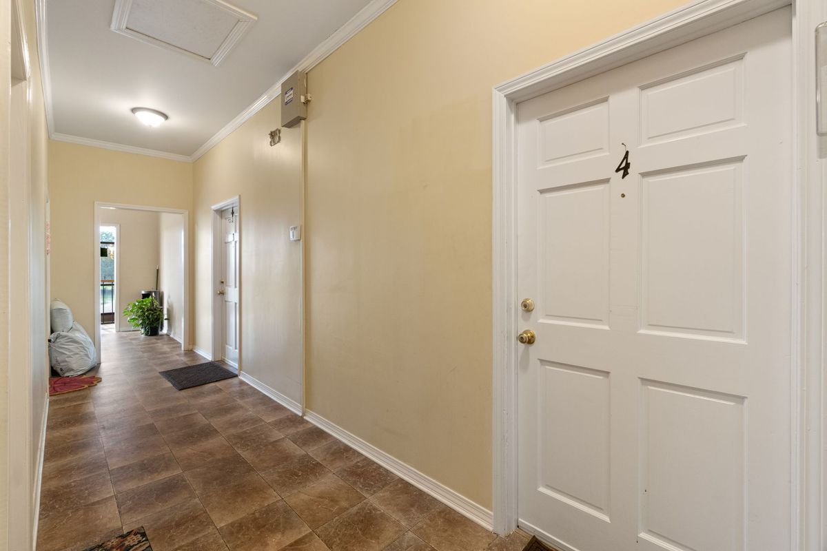 Building Photo - 2 W Lakeview Dr