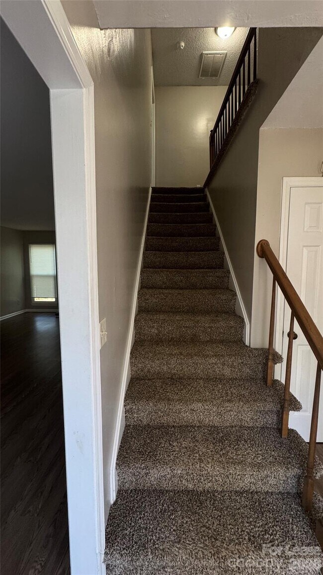 Building Photo - 2206 Killarney Pl