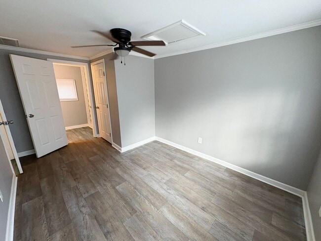 Building Photo - 2 Bedroom and 1 Bath Cottage with private parking and large back yard.