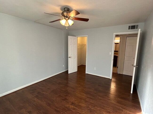 Building Photo - Walk to Campus from your Downstairs Flat