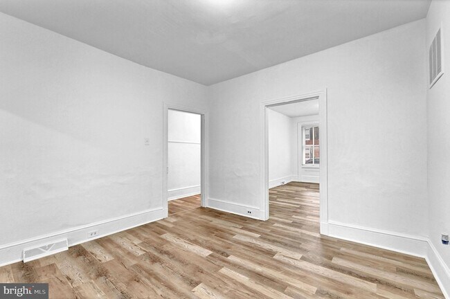 Building Photo - 28 W Airy St