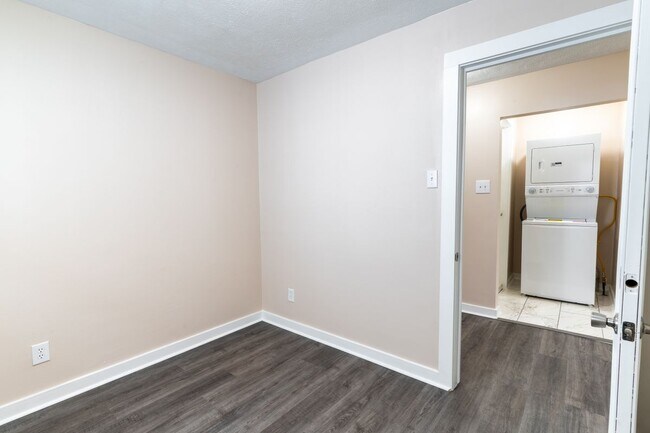 Building Photo - 305 N Live Oak St