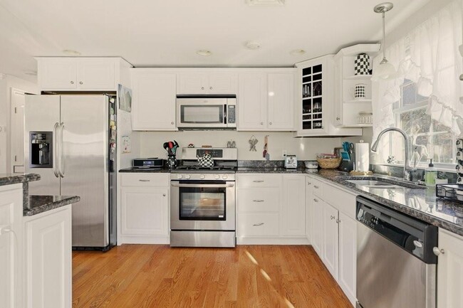 Building Photo - 5 Leland Point Dr