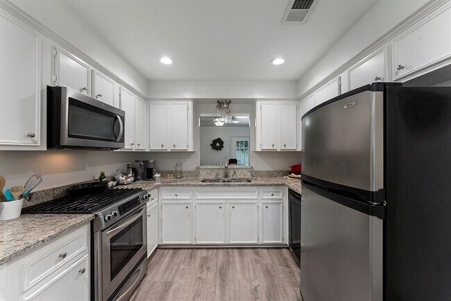 Building Photo - 8 Fallenstone Dr