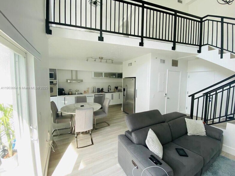 Building Photo - 1528 Brickell Ave