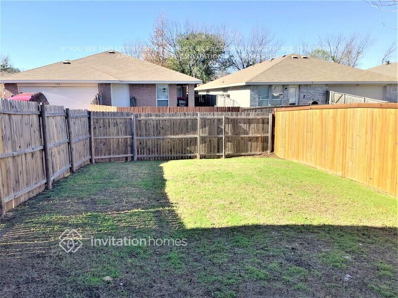 Building Photo - 717 Duke Dr