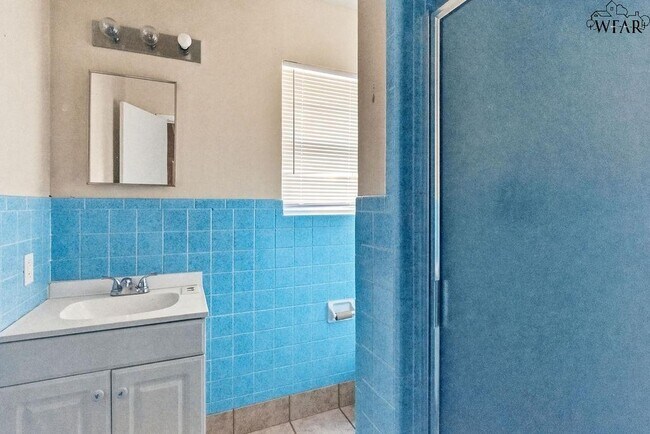Building Photo - 4202 Meadowbrook Dr