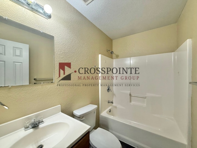 Building Photo - 3 Bedroom, 2 Bathroom Home!