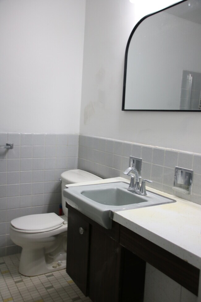 Building Photo - 5701 N Sheridan Rd