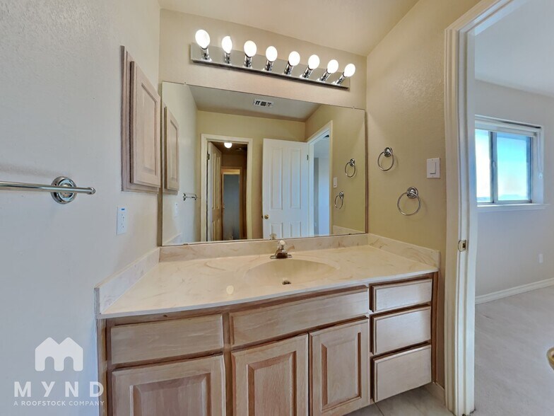 Building Photo - 914 Almadin