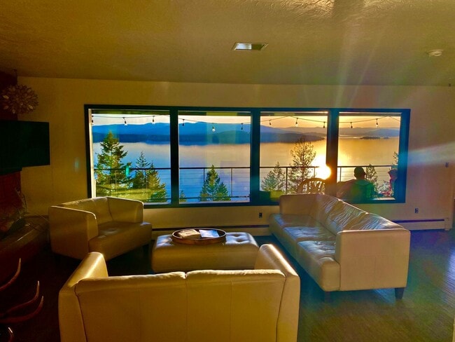 Building Photo - Fisherman's Lookout- Fully Furnished with garage only October 1st - May 31st
